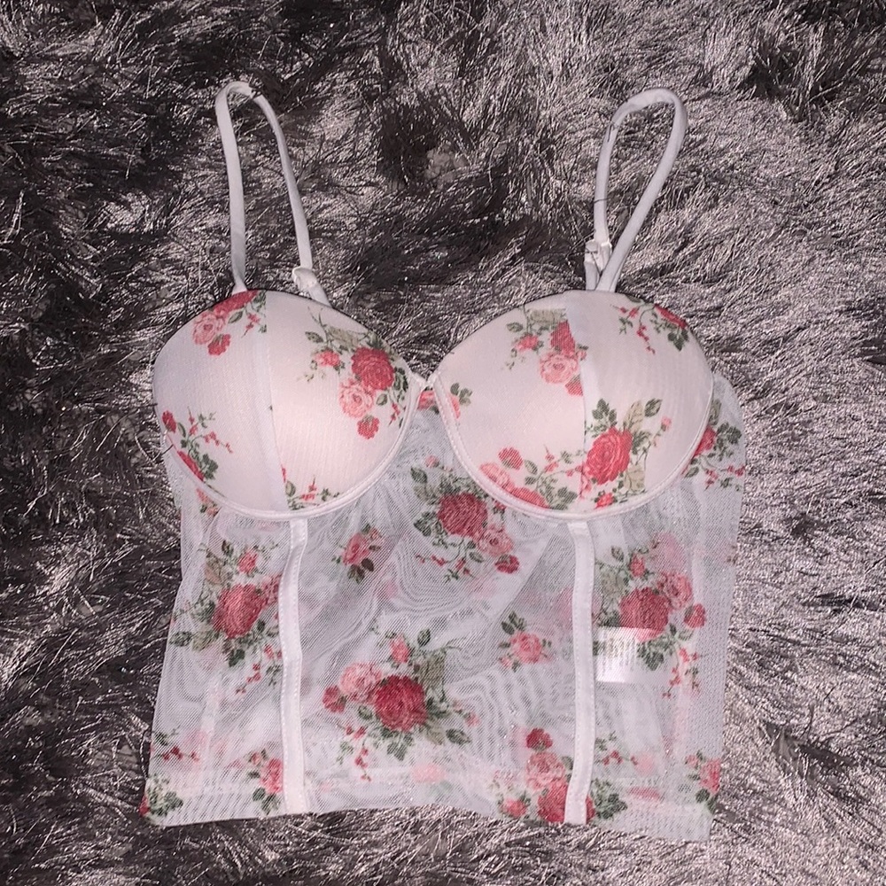 White cropped tank top white with flowers straps are adjustable